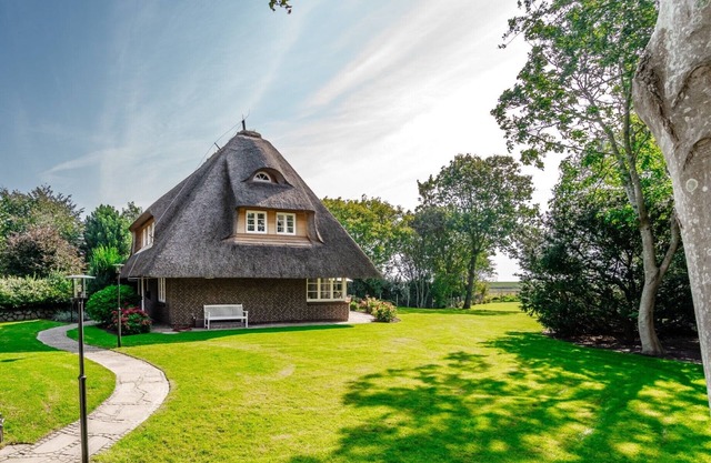 A jewel under thatch with a huge garden and a fantastic view of the dyke.!