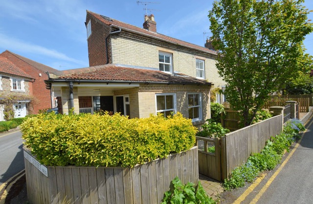 A lovely 3-storey period cottage located in the heart of the Georgian market town of Holt.