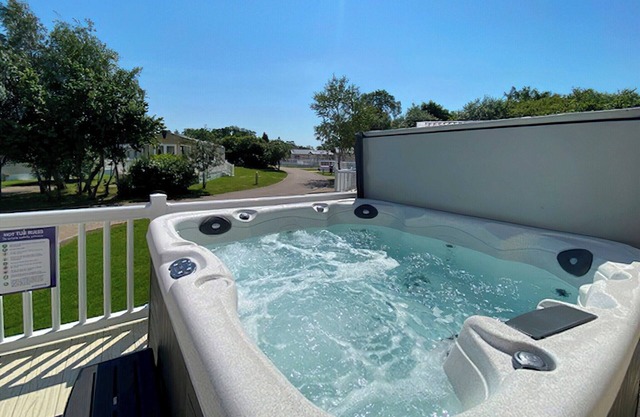 A lovely and modern holiday home to sleep five with one master double bedroom with en suite W.