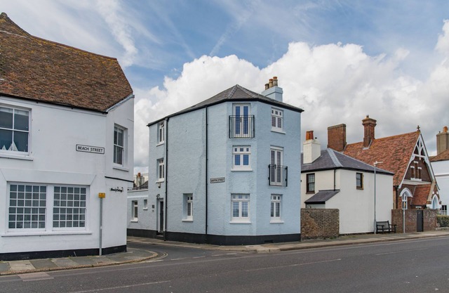 A lovely seafront property located in the heart of Deal sleeping 6/8