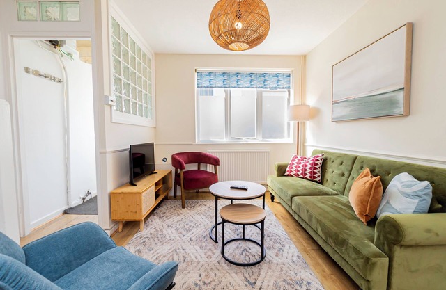 A lovely two bedroom nook by the sea!