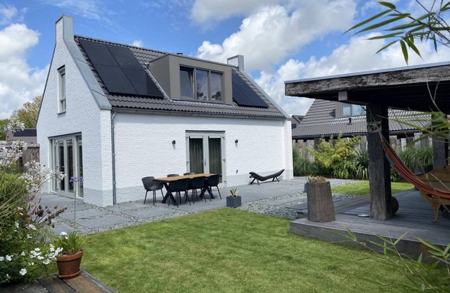 A luxury holiday home near the sea and dunes. The bungalow has a beautiful garden facing south.