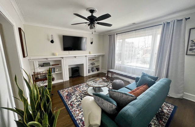 A luxury vintage condo close to lakefront and minutes from downtown!