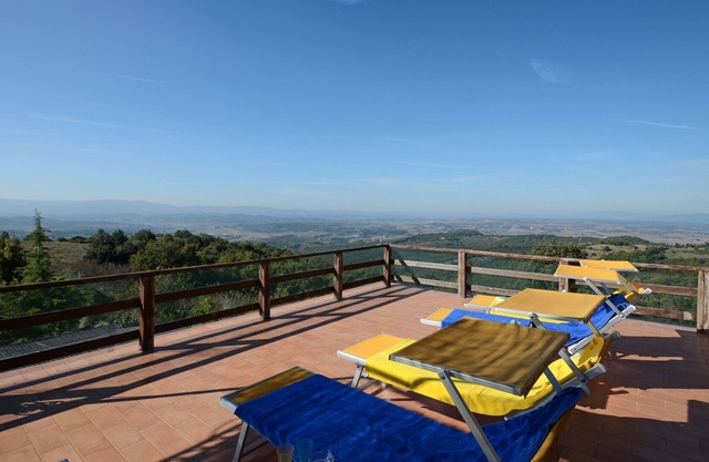 A massive view on Tuscany/ Umbria; old hunting lodge with big terrace, amenities