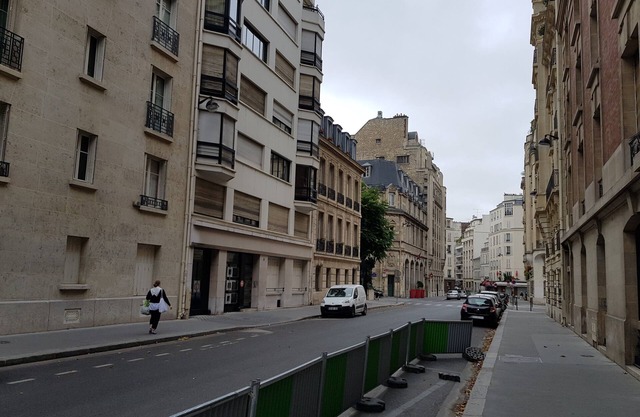 A PARISIAN CHARM AT RUE MALAR WITH EIFFEL VIEWS, PRIME LOCALE, SLEEPS 6