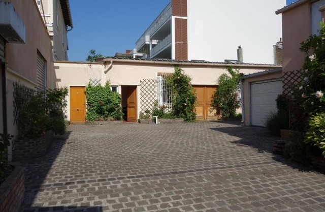 A QUIET BUNGALOW IN THE HEART OF TOWN