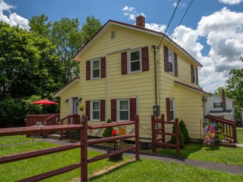 A&R Hacienda a Callicoon Vintage Farmhouse