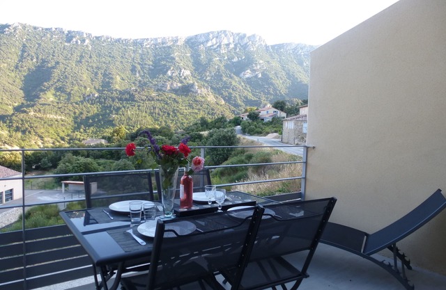 A recent comfortable cottage with exceptional views of the Cathar castles