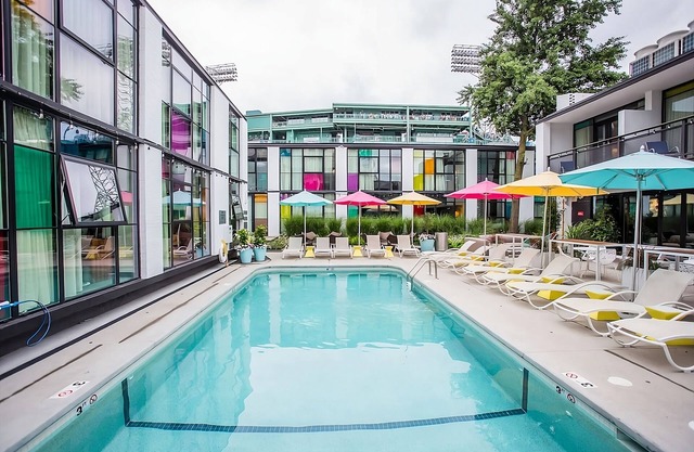 A short drive from Old State House! Balcony! Parking!