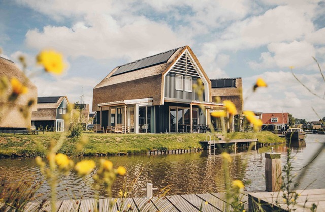 A spacious detached Watervilla on the outside of the park