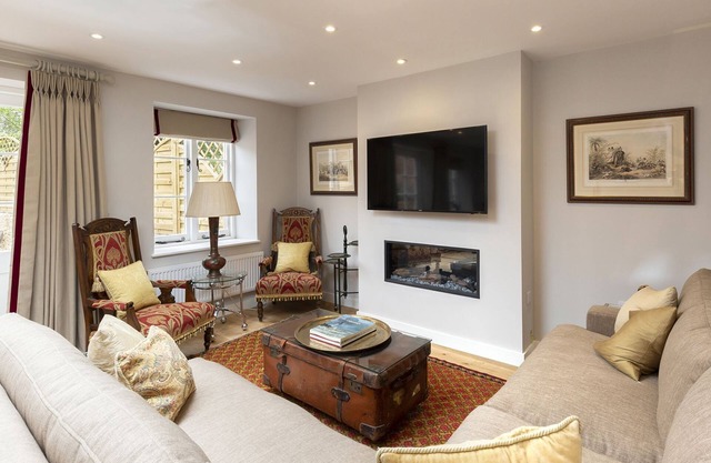 A sudeley castle cottage that sleeps 7 guests in 4 bedrooms