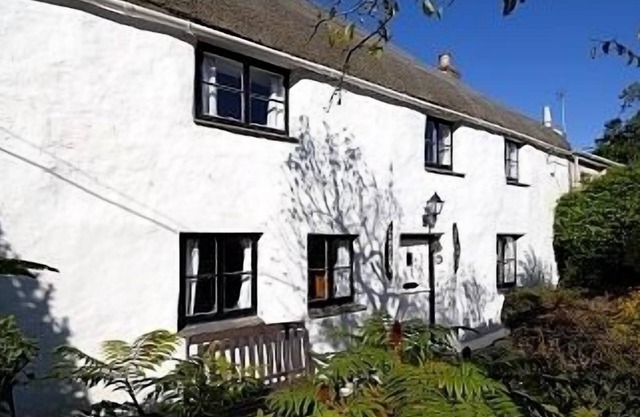 A Thatched Cottage in St Agnes very near the beach, garden, parking for 2 cars.