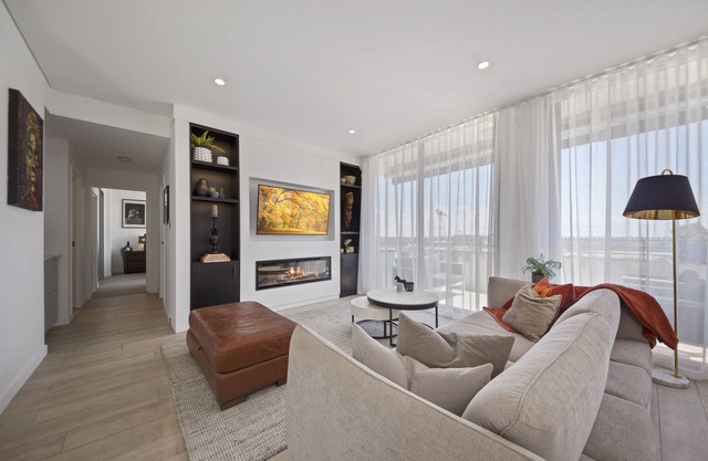 A Top-Floor Retreat: Modern Apartment with breathtaking CBD and water views