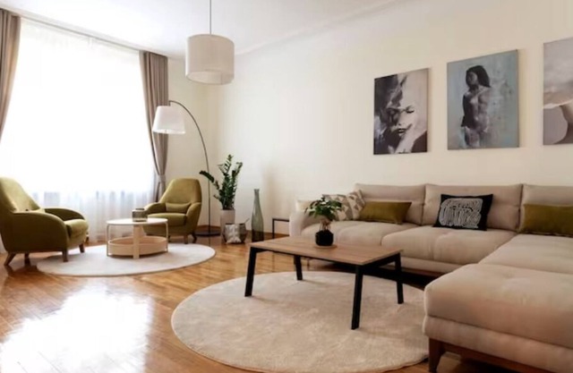 A wonderful large apartment in the heart of the historical center.
