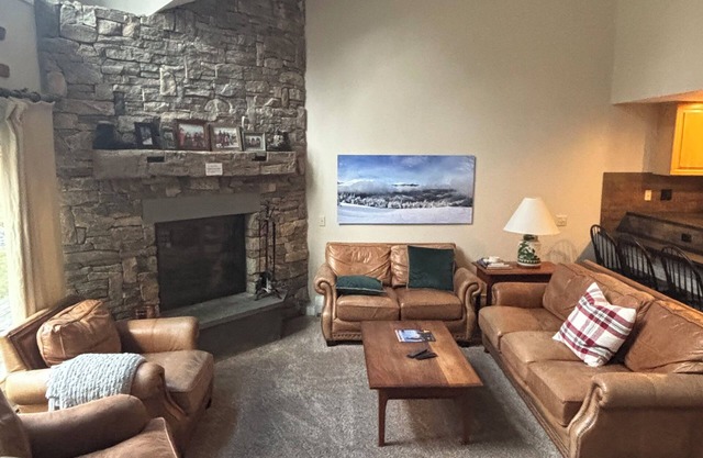 A1 Solitude.4 BDRM, ski in/out to main Solitude lift, pool/gym access. Parking!