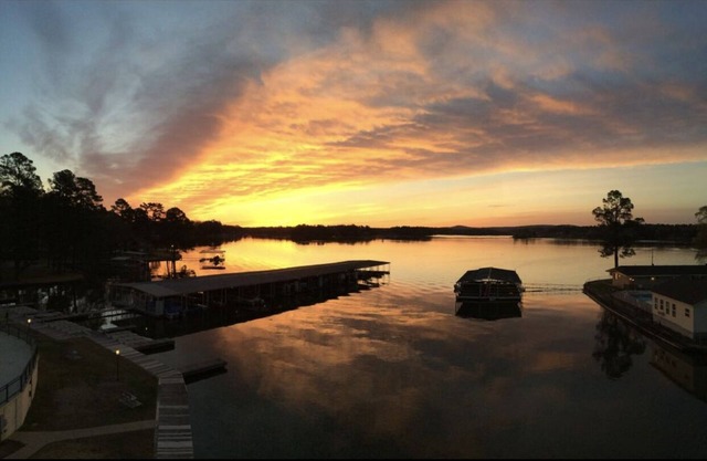 A12 Luxury Lake Front - Our Guests Keep Coming Back! *See our 5 Star Reviews*