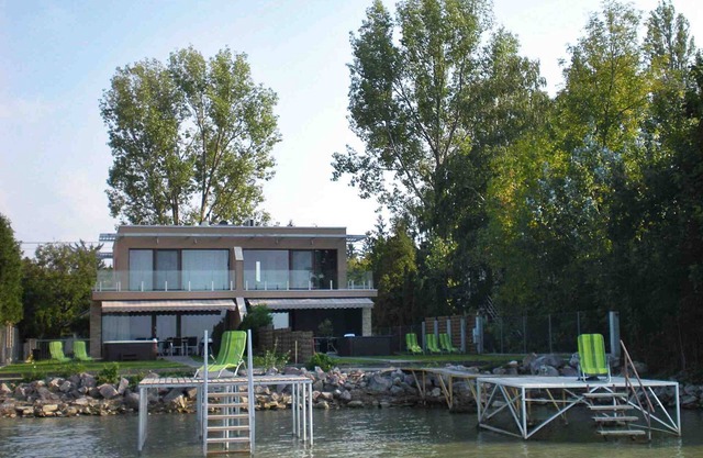 ABA SEE HOUSE 2 right on the shore
