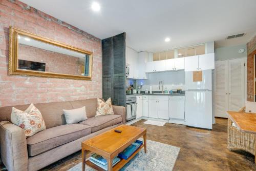 about 4 Mi to Downtown Historic Austin Apartment