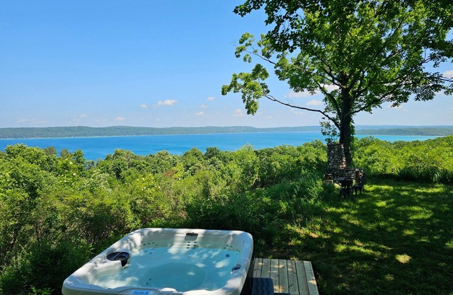 Above Crystal Lake - Hot Tub and Panoramic Views