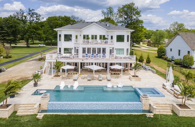 Above Nashville Lakeside Oasis I Lakefront | Pool&Spa | Game Room I Services