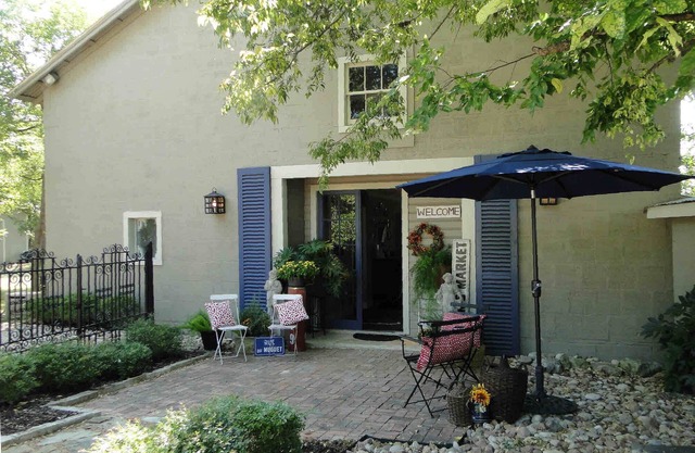 Absolute CHARM-Spacious Remodeled Barn~Garden with Guadalupe River View + Access