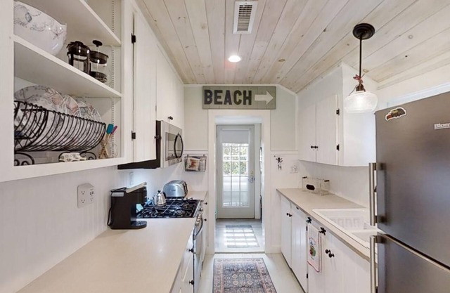 Absolutely Adorable 1 Bedroom Cottage - Walk to the Beach!
