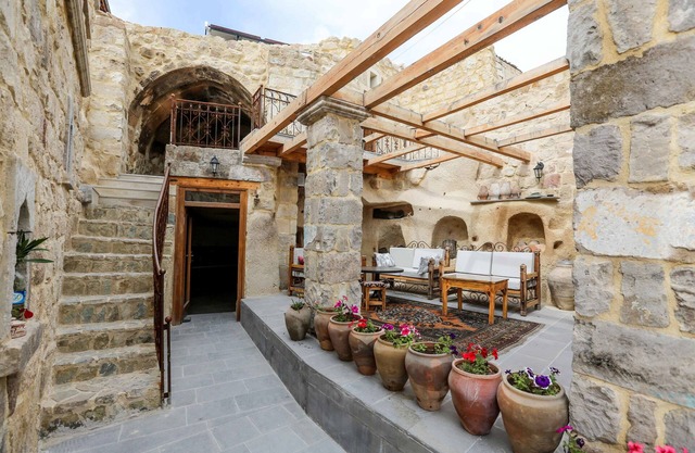 Abu Hayat Cave Suites