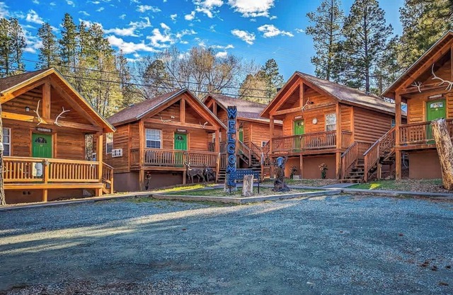 AC-#1 Deer Cabin- Cute Micro Log Cabin at Center of Midtown Ruidoso