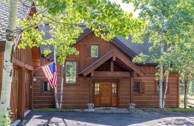 Ace Chalet - A Charming Chalet on the Golf Course