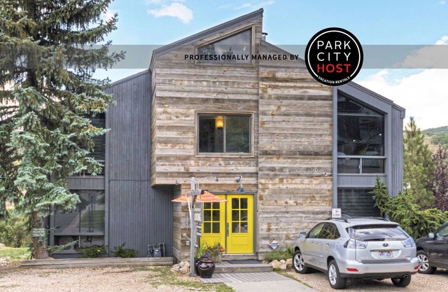 Acorn Chalet #4 - Walk to PC ski base! STUDIO!