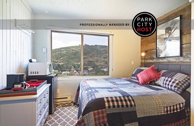 Acorn Chalet #5 - Walk to PC ski base! STUDIO!