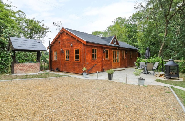 ACORN LODGE, pet friendly, country holiday cottage in Saxmundham