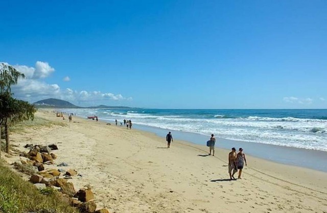 ACROSS FROM BEACH-Life Guard all year around. Pets inside OK