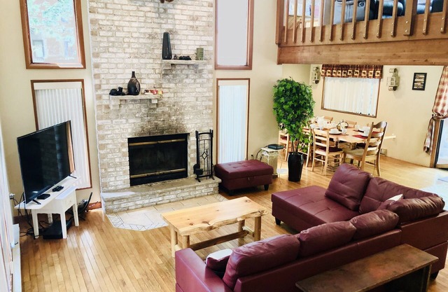 Across From Ski/Indoor Pool/Gym/Restaurant-short-Walk see video Saw Creek Estate