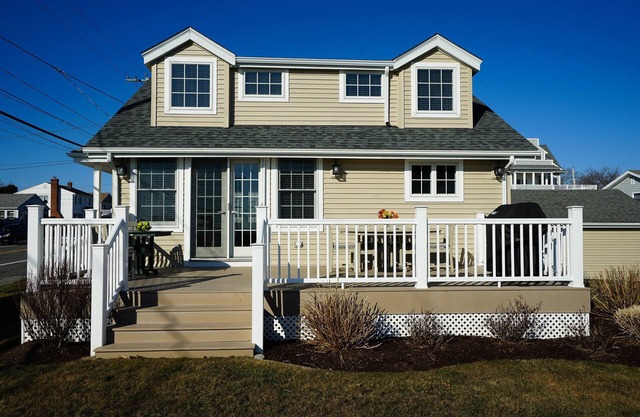 Across-Scarborough beach, AC, ocean views, big yard, Narragansett, beach items