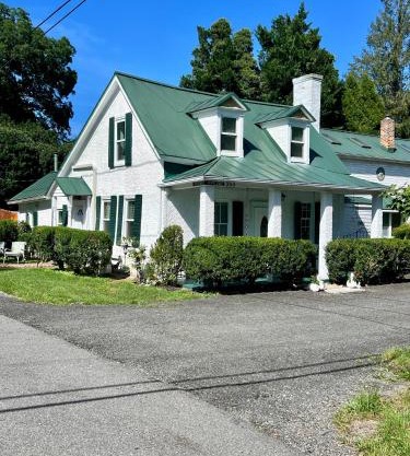 Across The INN Entire Colonial House with lovely porch & extremely fast Wi-Fi