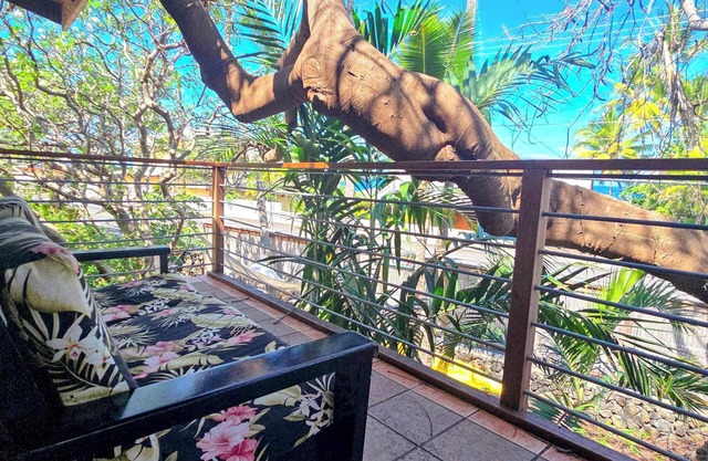 Across the ocean Treehouse at the Salty Jungle Kona - Perfect for two!