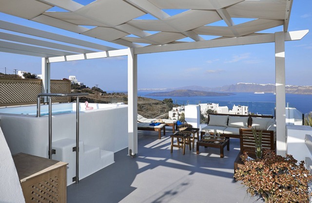 Admiral's House with Terrace Jacuzzi and amazing Caldera views, Family friendly