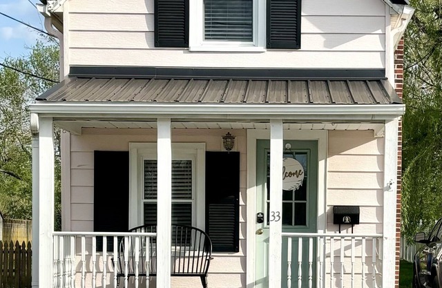 Adorable 100-year-old tiny home in historic town. Gym membership included!