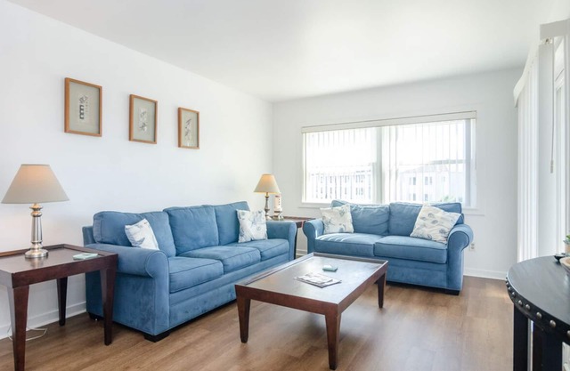 Adorable 1BR Condo Steps to Johnnie Mercer’s!