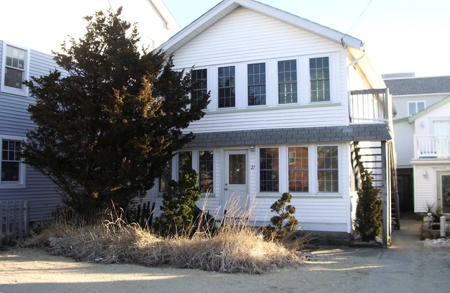 Adorable 3 Bedroom Lower Unit 1/2 Block from Ocean - 21 L Street