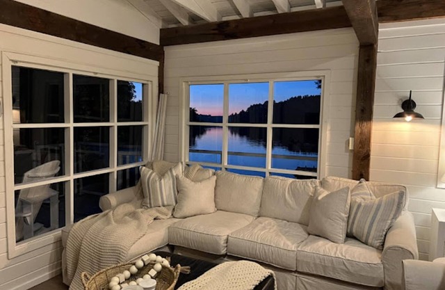 Adorable 5 bed 3 bath cottage on Lake Muskoka - Bunkie and Boathouse!