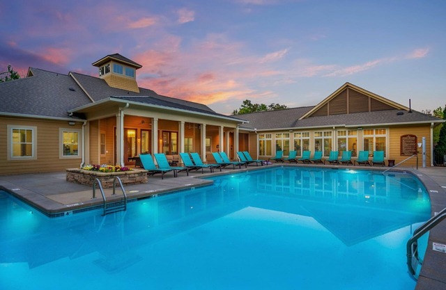 Adorable apartment w/pool view