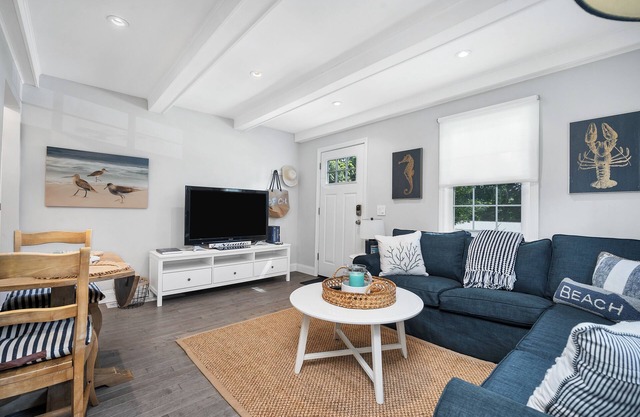 Adorable Beach Cottage - Private Beach Association