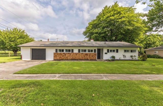 Adorable bungalow fully furnished - month to month rental.
