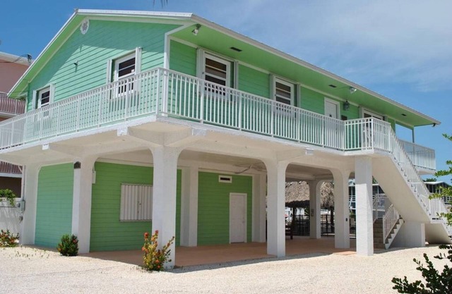 Adorable canal front Pool Home in Plantation Key
