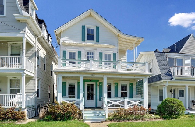 Adorable, clean beach block house. Ocean Views & Steps to Beach. July 4 Special