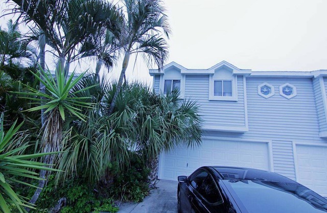 Adorable Condo- 5 miles from Awesome Honey Moon Island! Upscale neighborhood!