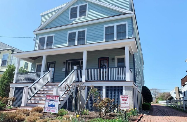 Adorable condo close to Beach and Town