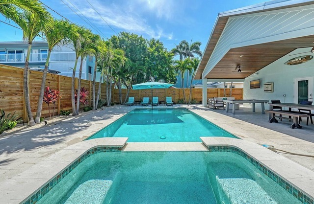 Adorable Cottage Close to Beach w/Heated Pool & Hot Tub, FREE WiFi & Trolley.